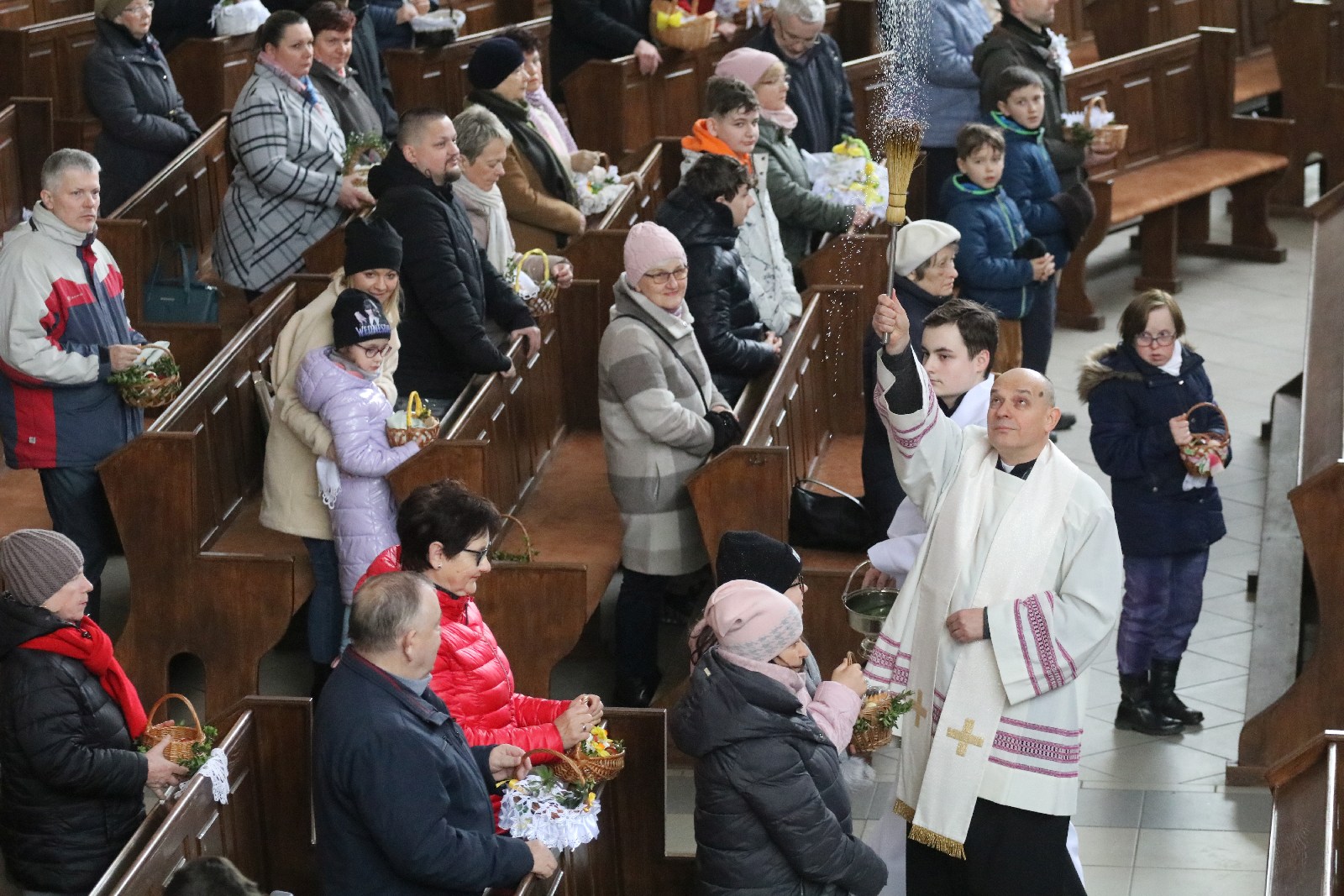 Wielka Sobota. Wierni święcili pokarmy na stół wielaknocny
