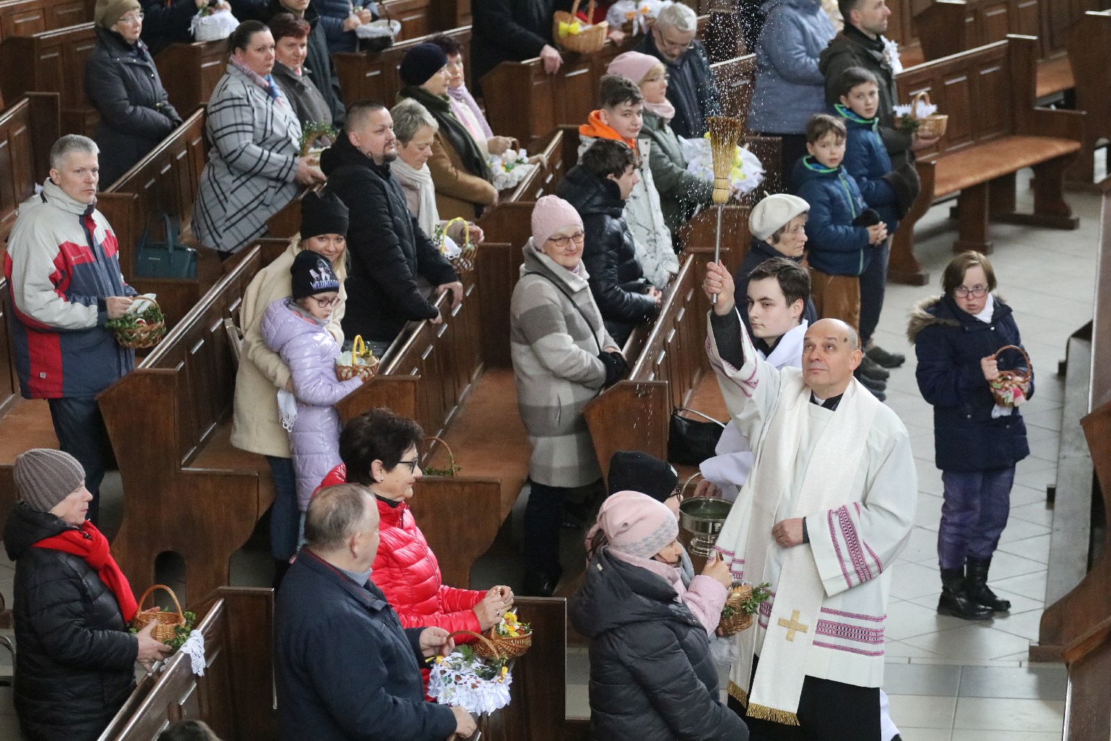Wielka Sobota. Wierni święcili pokarmy na stół wielaknocny
