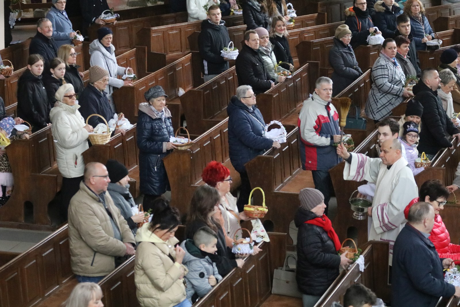 Wielka Sobota. Wierni święcili pokarmy na stół wielaknocny
