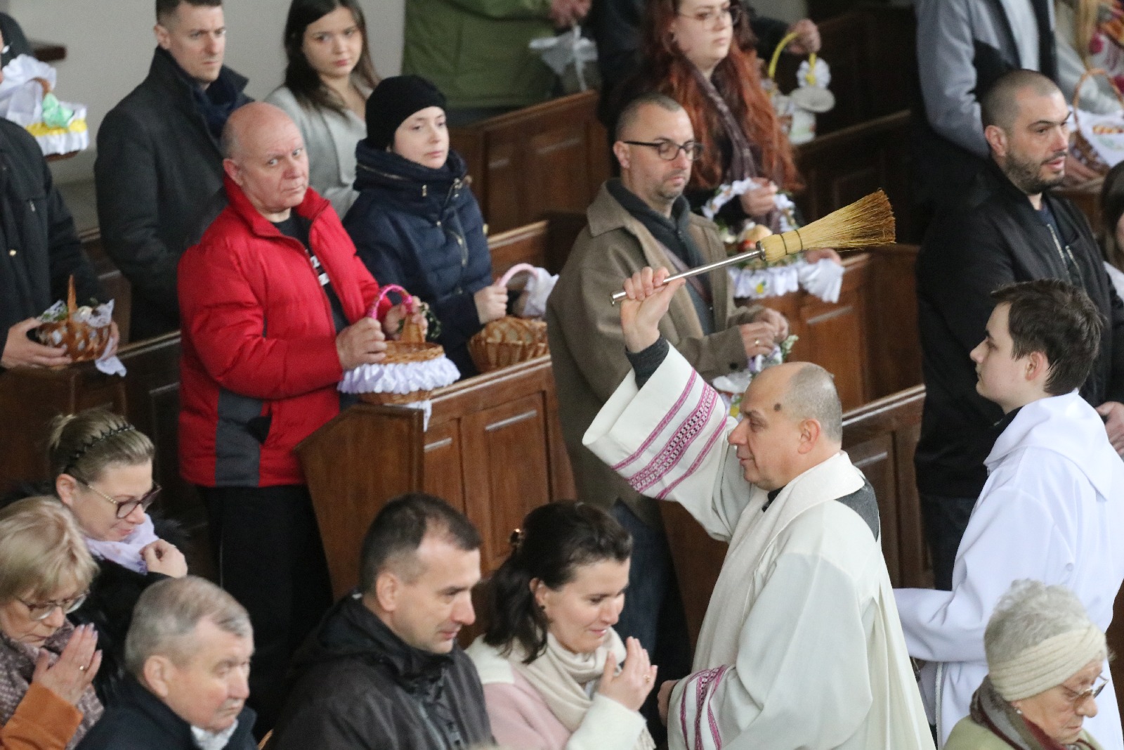 Wielka Sobota. Wierni święcili pokarmy na stół wielaknocny
