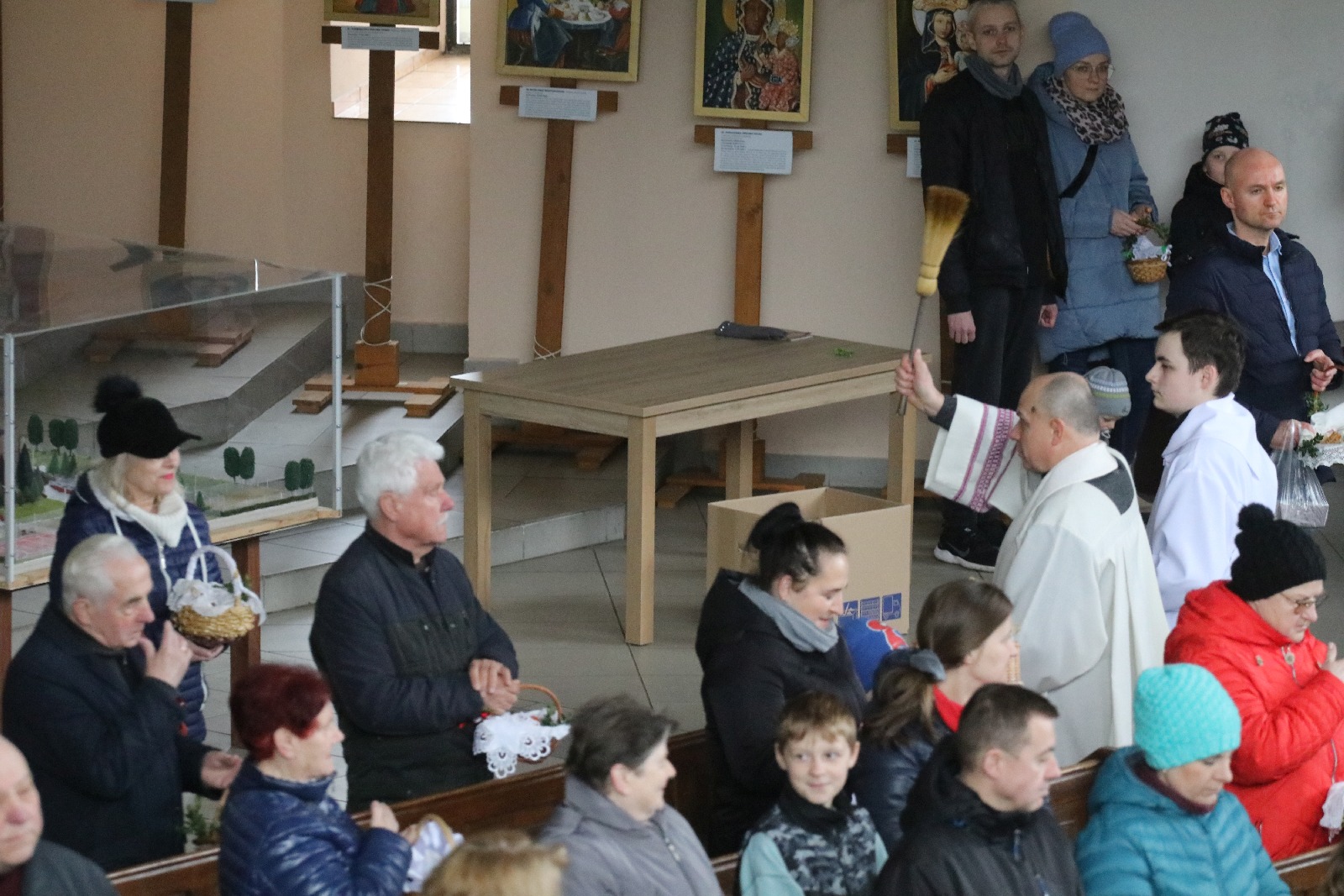 Wielka Sobota. Wierni święcili pokarmy na stół wielaknocny
