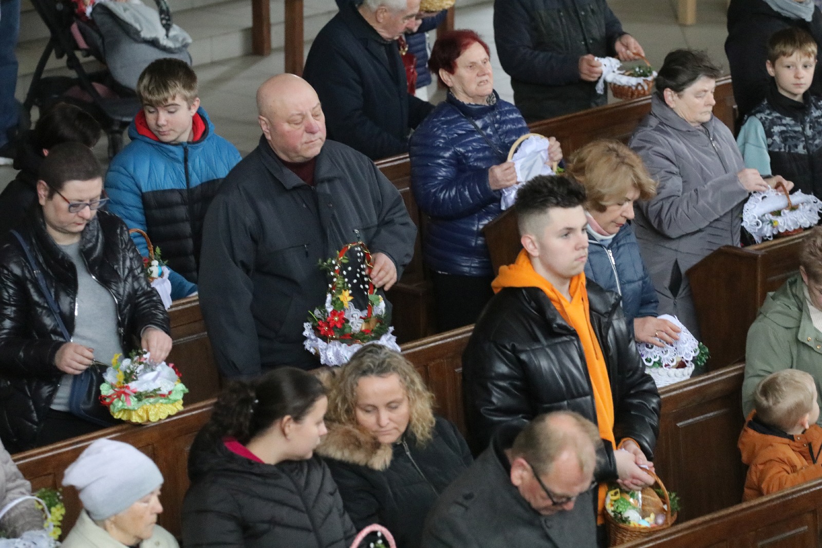 Wielka Sobota. Wierni święcili pokarmy na stół wielaknocny
