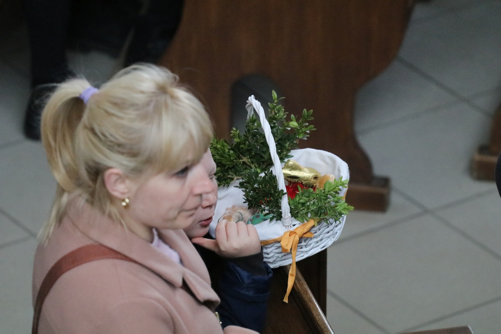 Wielka Sobota. Wierni święcili pokarmy na stół wielaknocny
