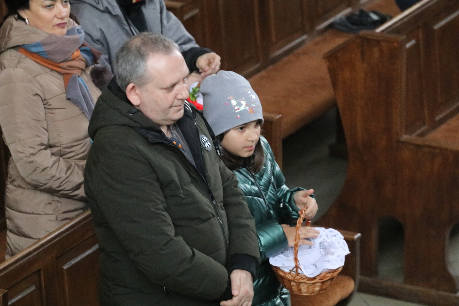Wielka Sobota. Wierni święcili pokarmy na stół wielaknocny
