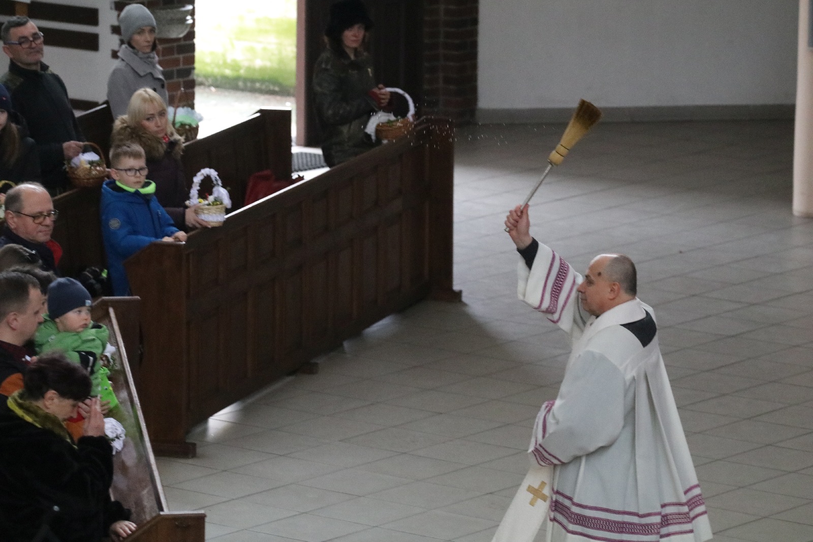 Wielka Sobota. Wierni święcili pokarmy na stół wielaknocny
