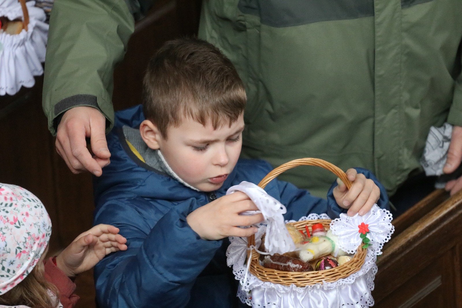 Wielka Sobota. Wierni święcili pokarmy na stół wielaknocny
