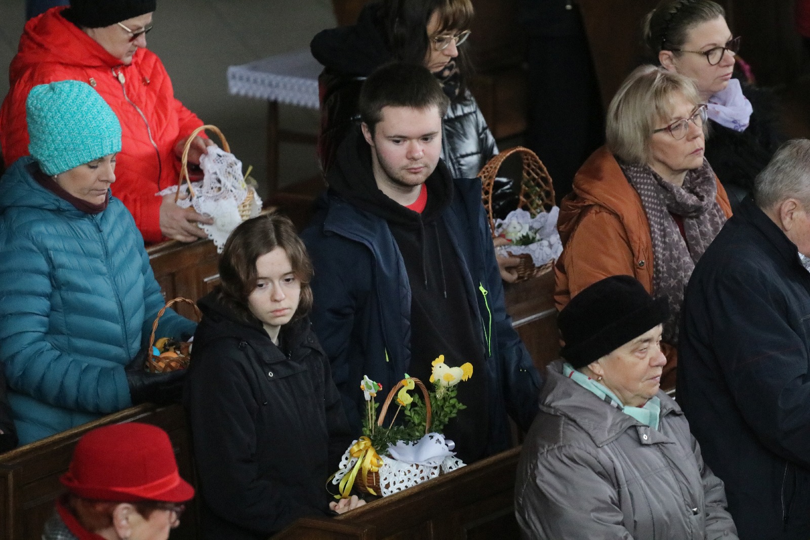 Wielka Sobota. Wierni święcili pokarmy na stół wielaknocny
