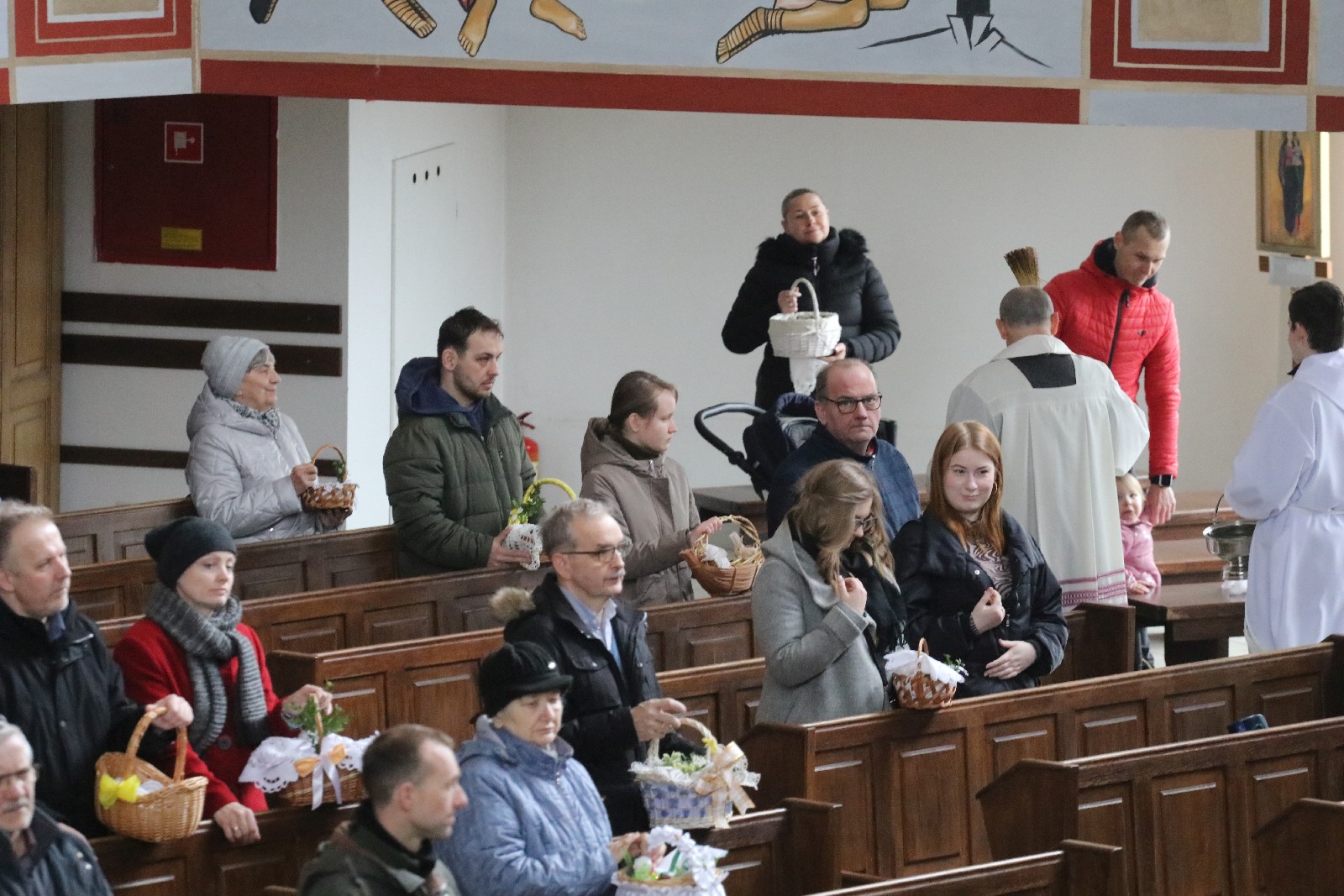 Wielka Sobota. Wierni święcili pokarmy na stół wielaknocny
