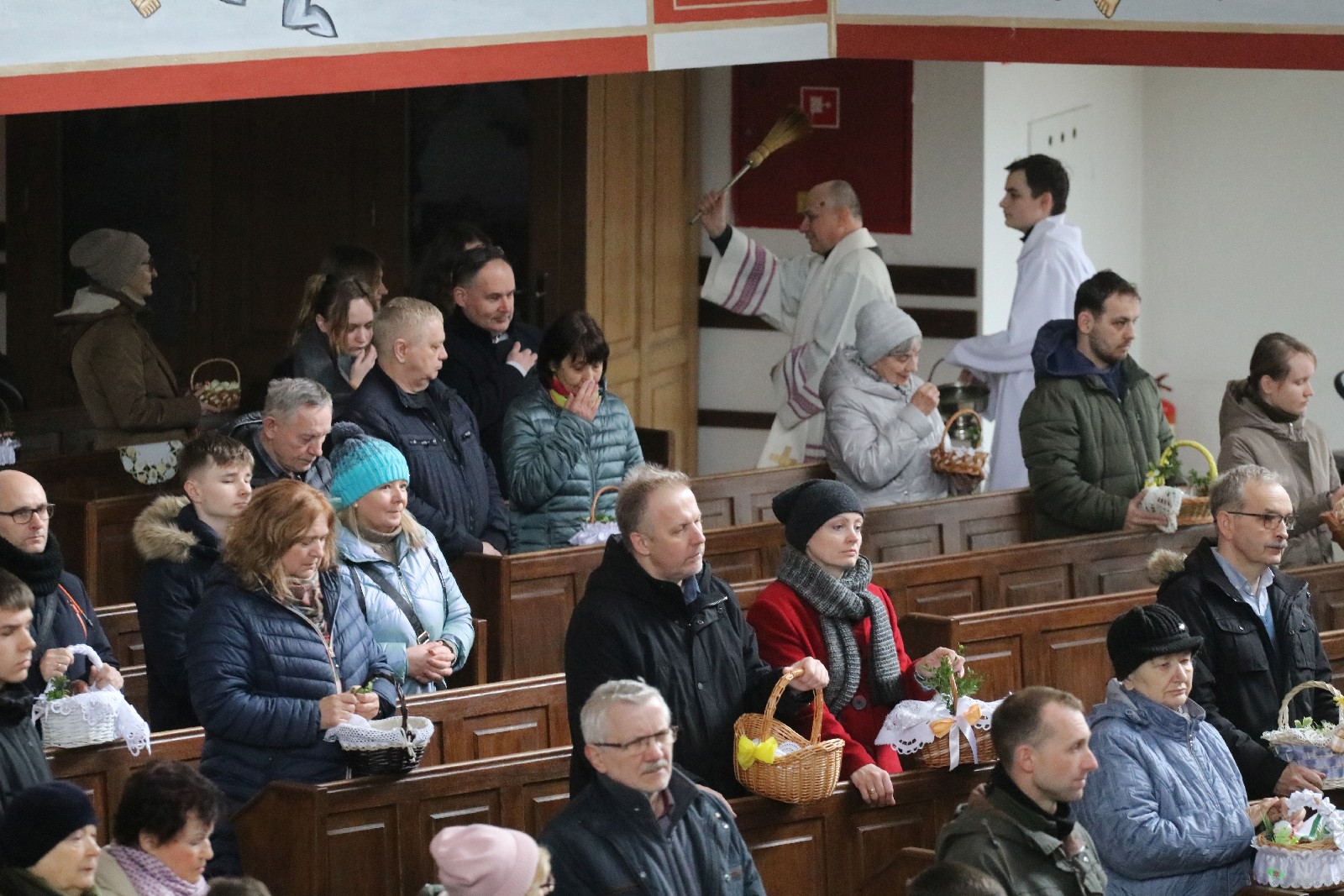 Wielka Sobota. Wierni święcili pokarmy na stół wielaknocny
