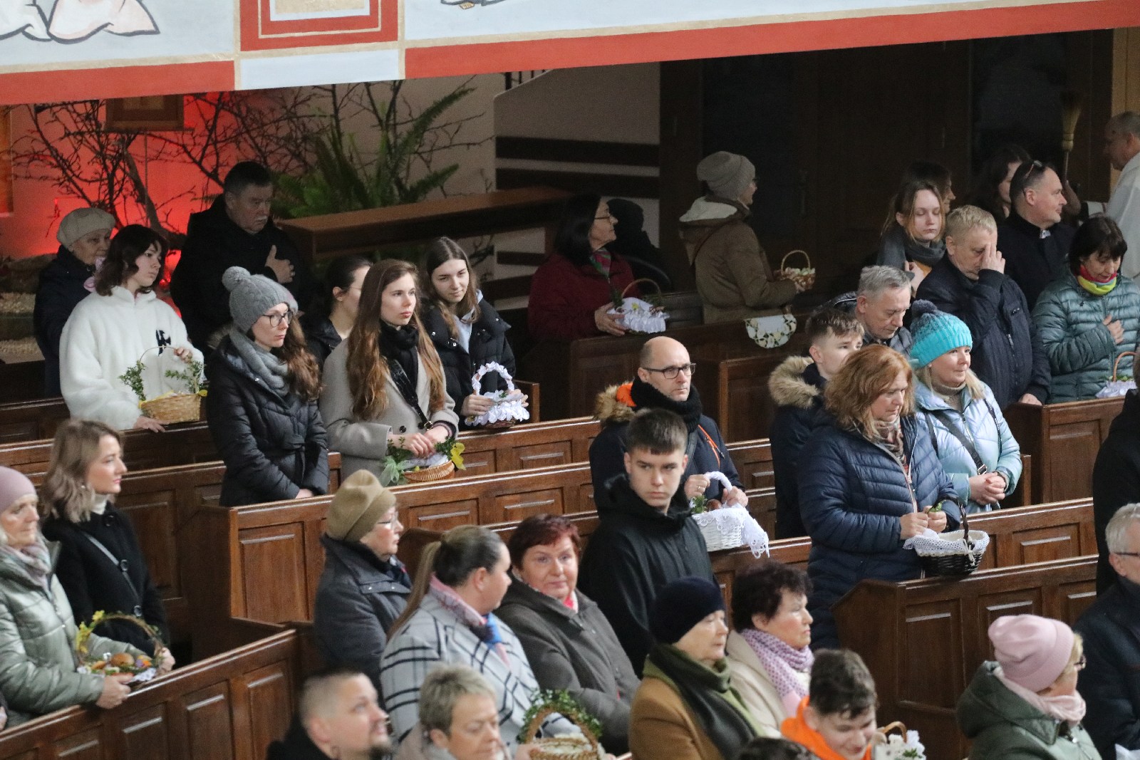 Wielka Sobota. Wierni święcili pokarmy na stół wielaknocny
