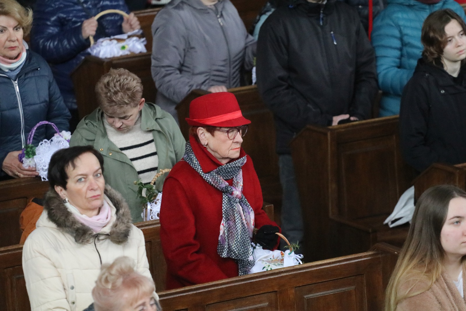 Wielka Sobota. Wierni święcili pokarmy na stół wielaknocny
