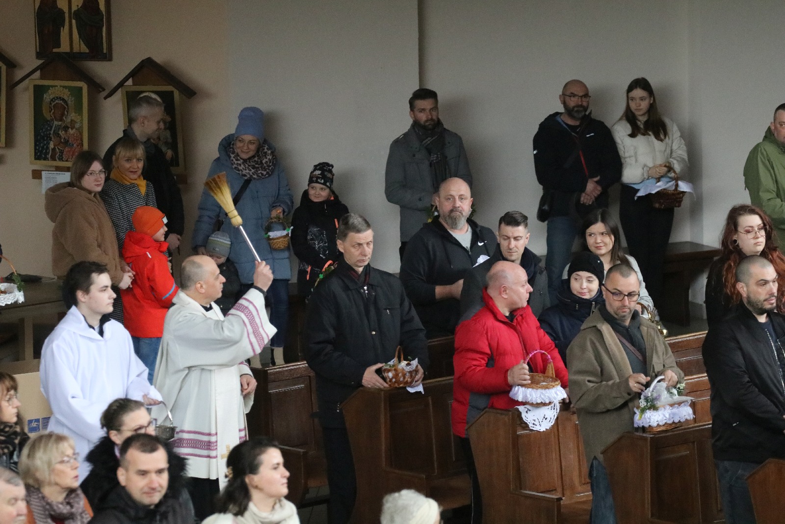 Wielka Sobota. Wierni święcili pokarmy na stół wielaknocny
