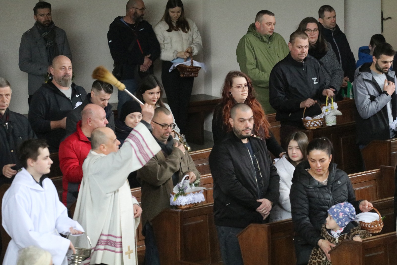 Wielka Sobota. Wierni święcili pokarmy na stół wielaknocny
