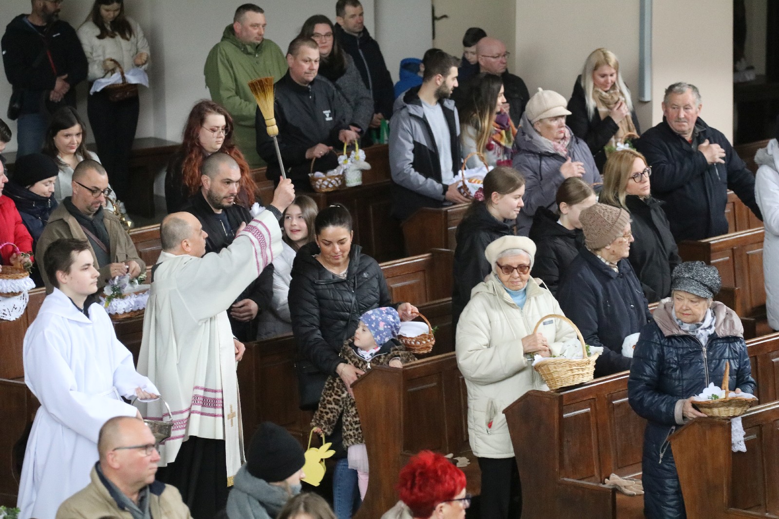 Wielka Sobota. Wierni święcili pokarmy na stół wielaknocny
