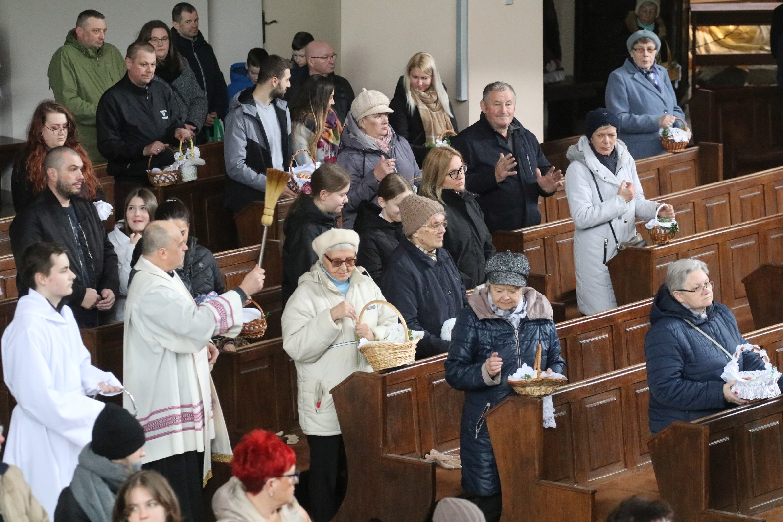 Wielka Sobota. Wierni święcili pokarmy na stół wielaknocny
