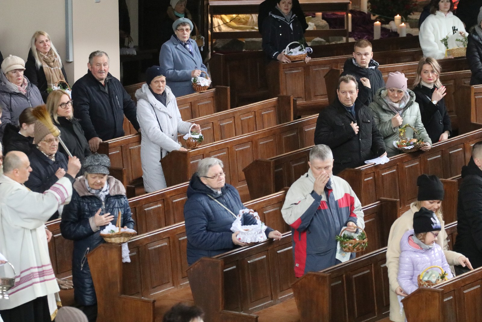 Wielka Sobota. Wierni święcili pokarmy na stół wielaknocny
