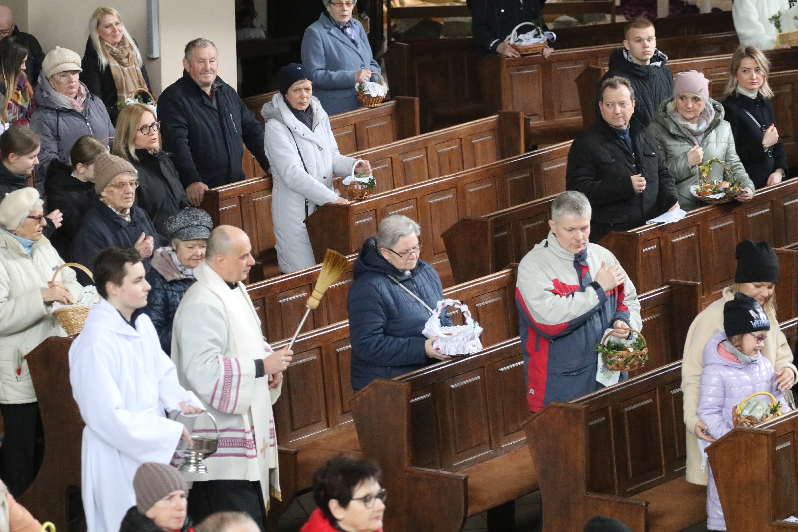 Wielka Sobota. Wierni święcili pokarmy na stół wielaknocny

