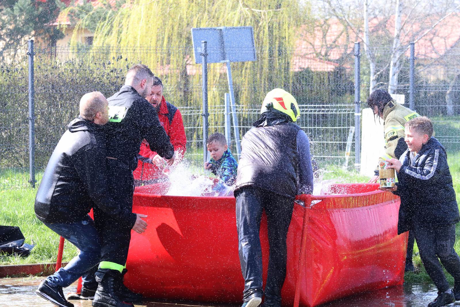 Lany Poniedziałek ze strażakami z OSP w Raczkowej      
