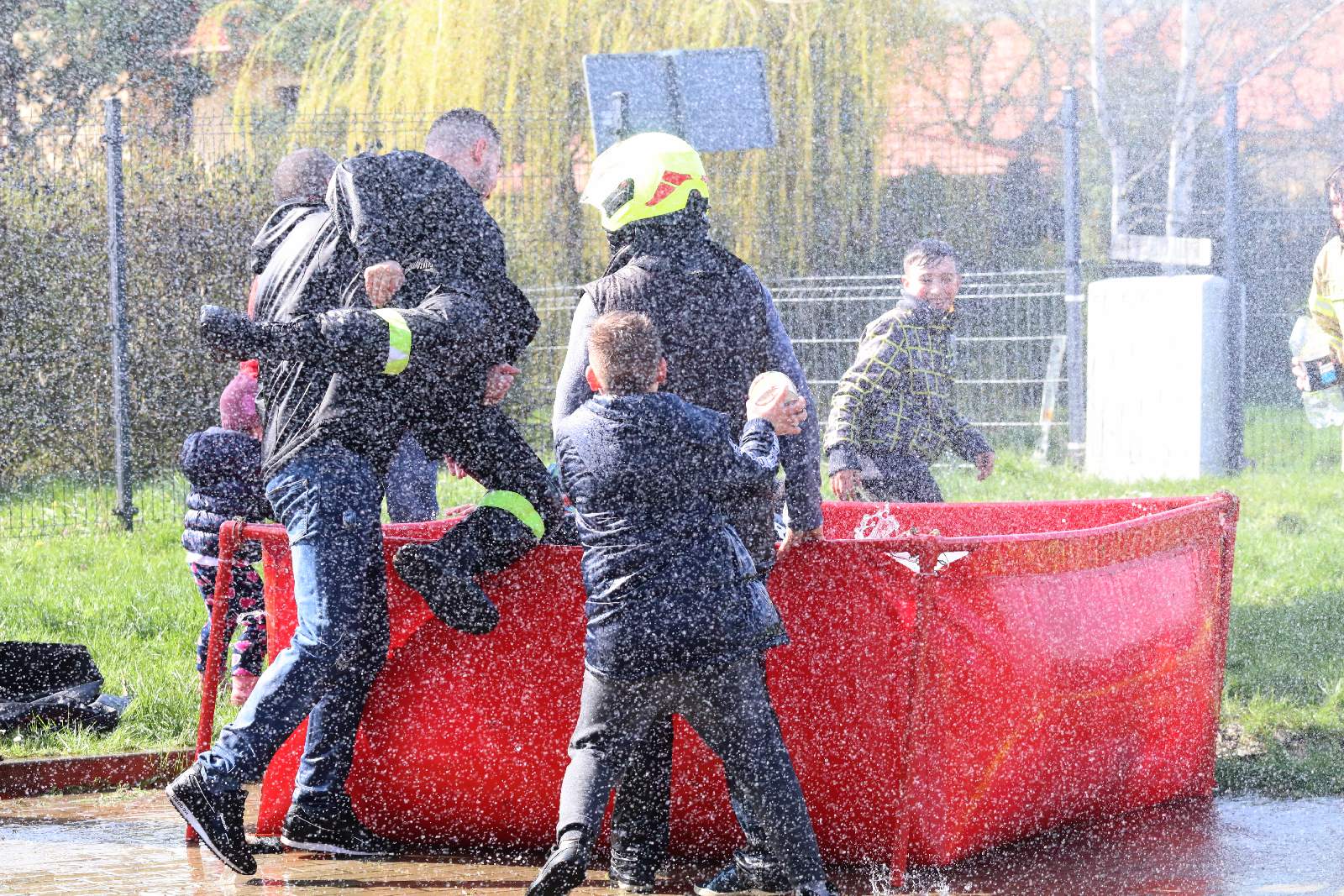 Lany Poniedziałek ze strażakami z OSP w Raczkowej      

