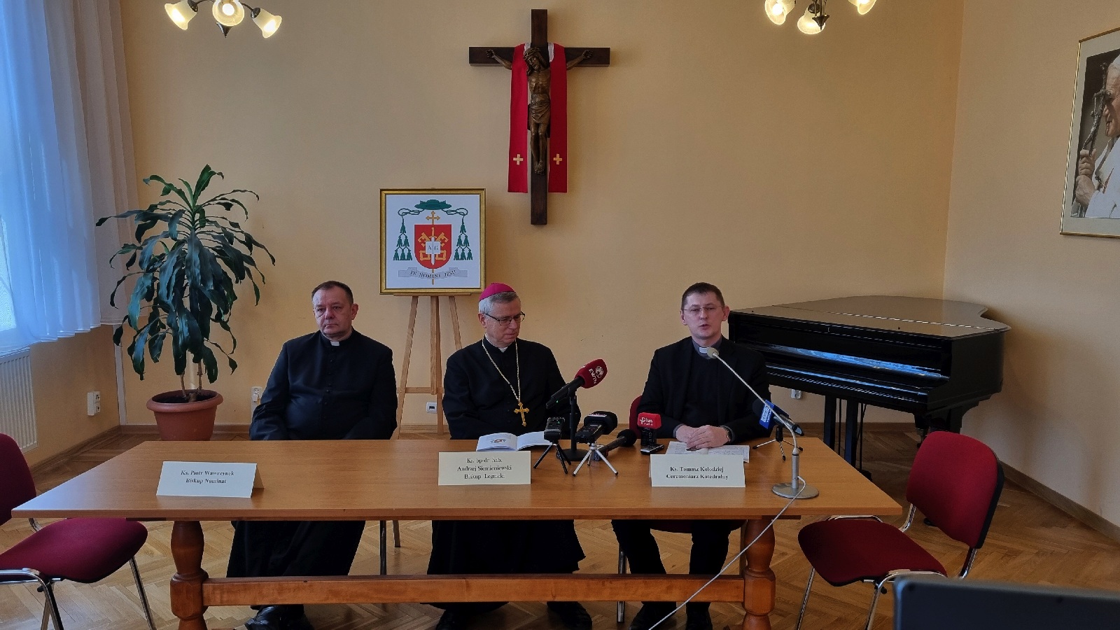 Konferencja prasowa z udziałem księdza Piotra Wawrzynka