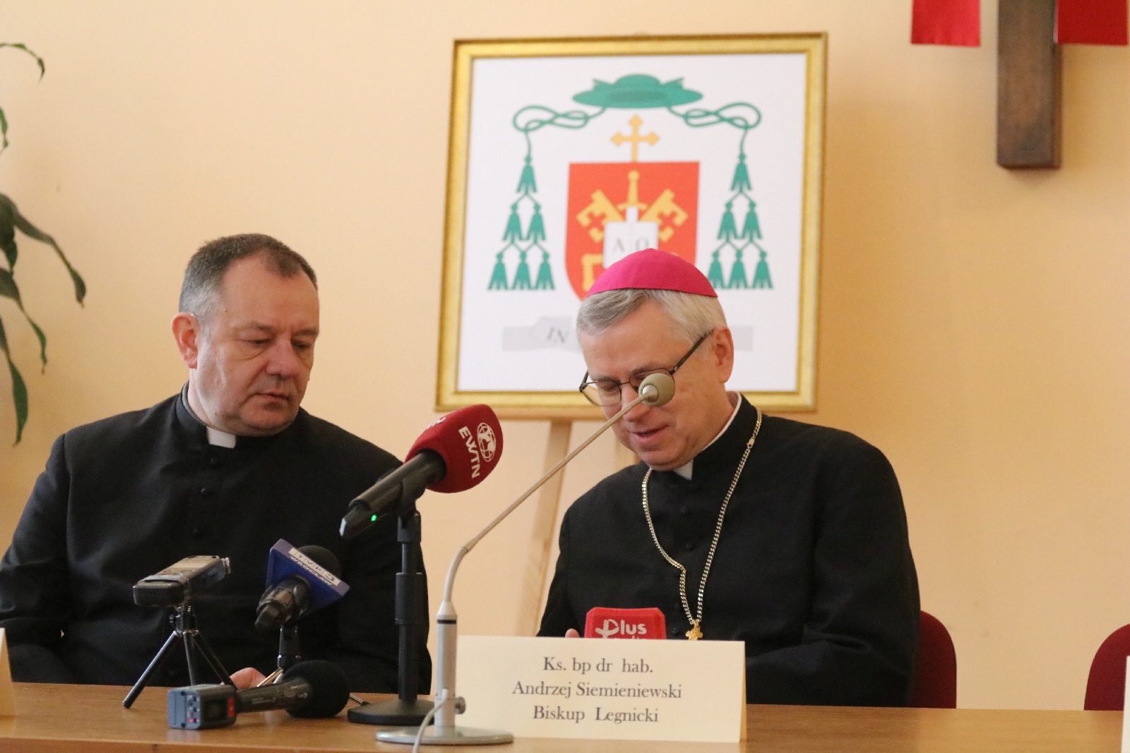 Konferencja prasowa z udziałem księdza Piotra Wawrzynka