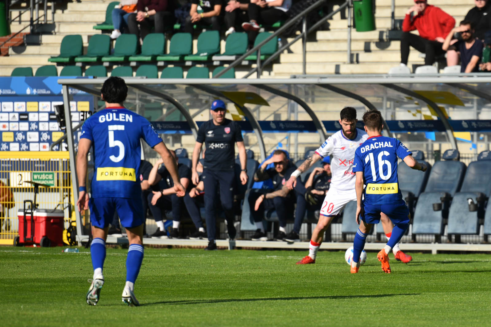 Miedź Legnica przegrywa z Rakowem Częstochowa