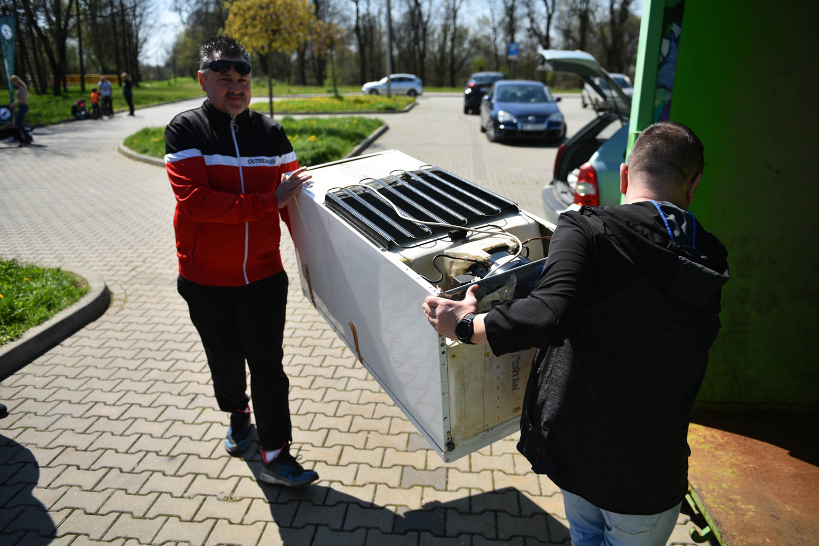 Akcja za zużyty sprzęt sadzonka na parkingu przy AquaFun