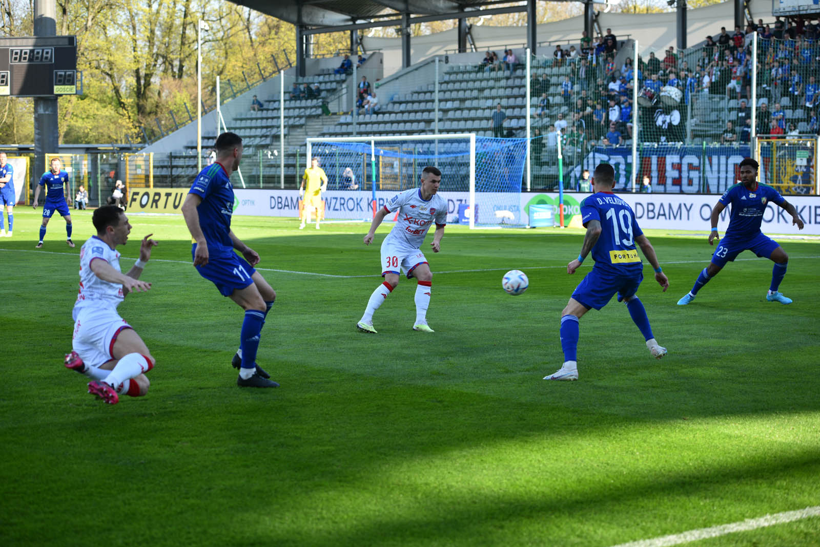 Miedź Legnica przegrywa z Rakowem Częstochowa