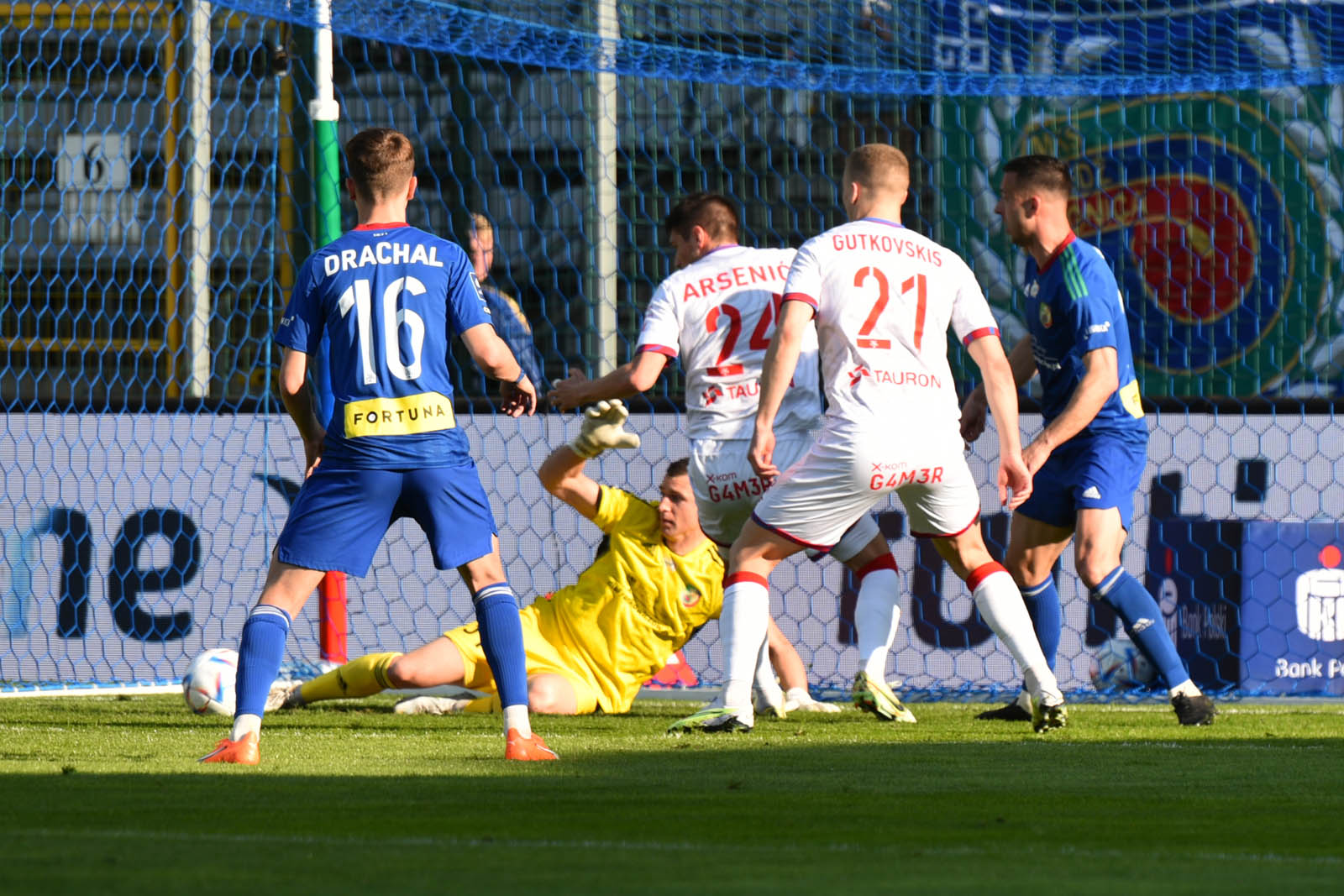 Miedź Legnica przegrywa z Rakowem Częstochowa