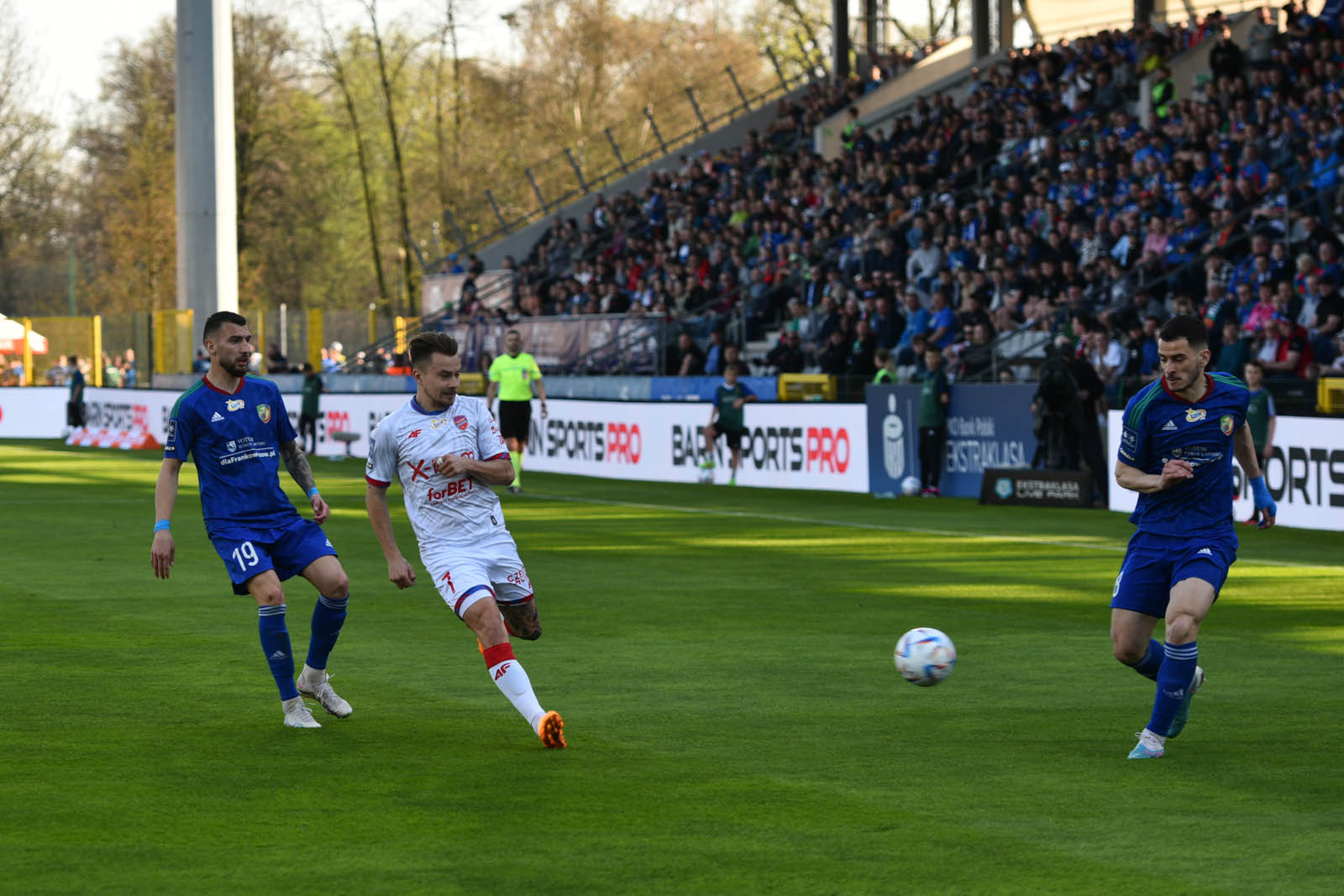 Miedź Legnica przegrywa z Rakowem Częstochowa