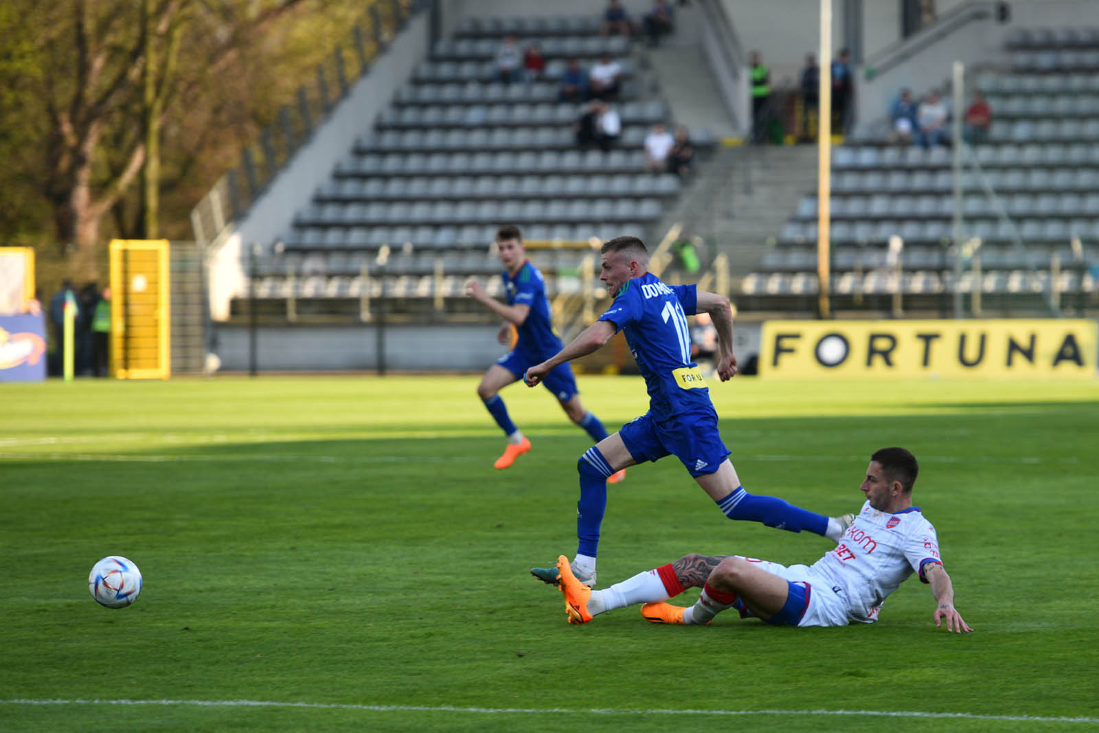 Miedź Legnica przegrywa z Rakowem Częstochowa
