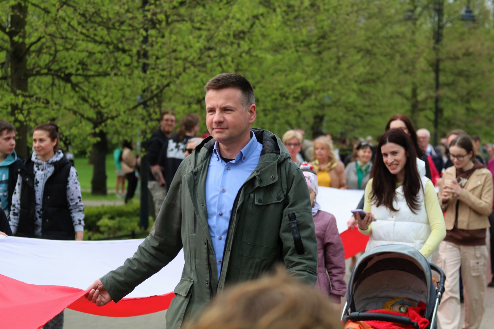 Legnicka flaga w barwach narodowych z roku na rok dłuższa