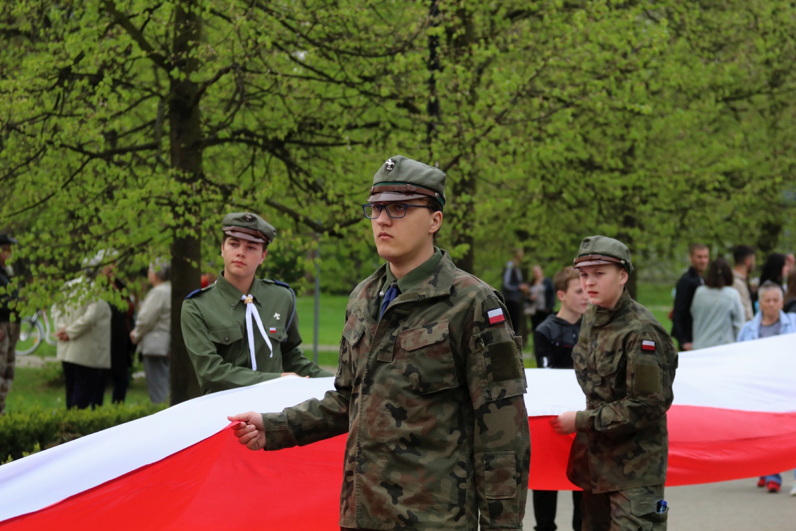 Legnicka flaga w barwach narodowych z roku na rok dłuższa