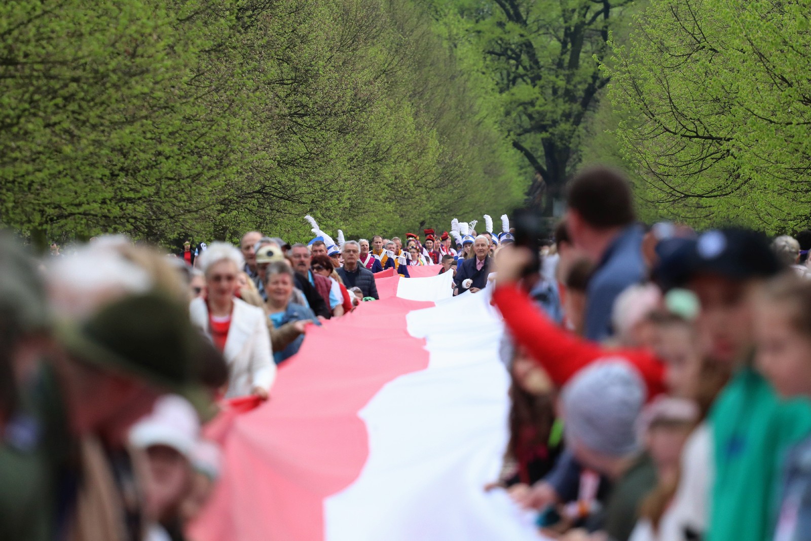 Legnicka flaga w barwach narodowych z roku na rok dłuższa