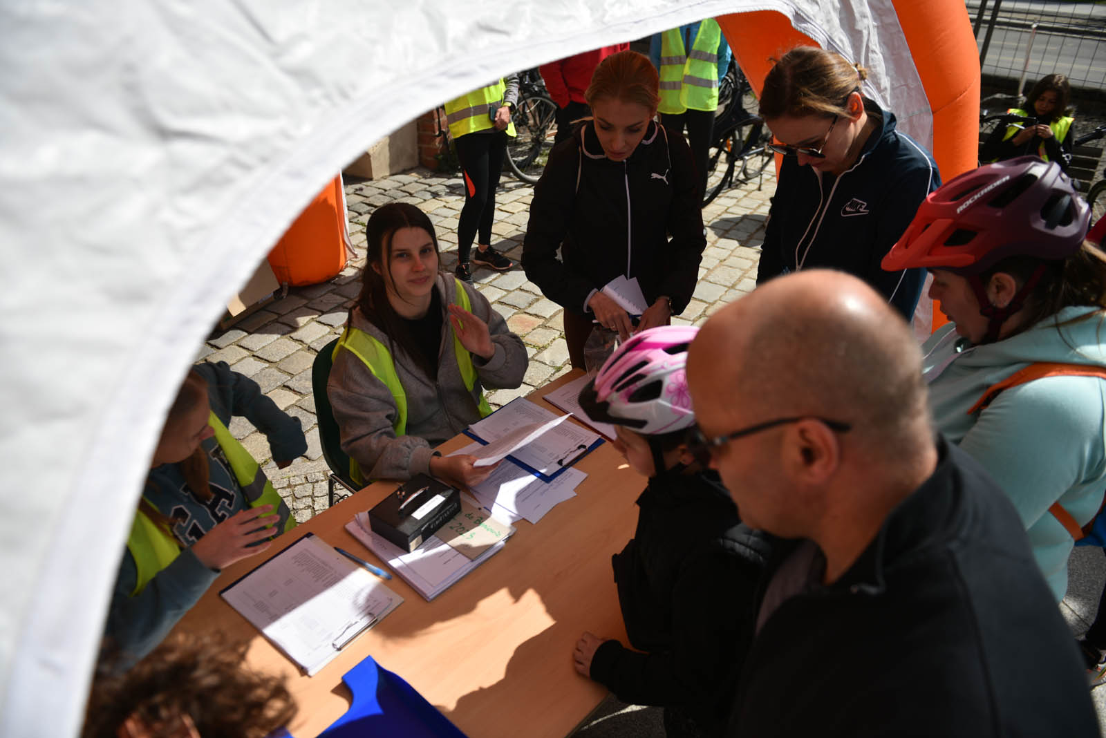 Wsiedli na rowery i pojechali z OSiRem na wycieczkę do Bieniowic