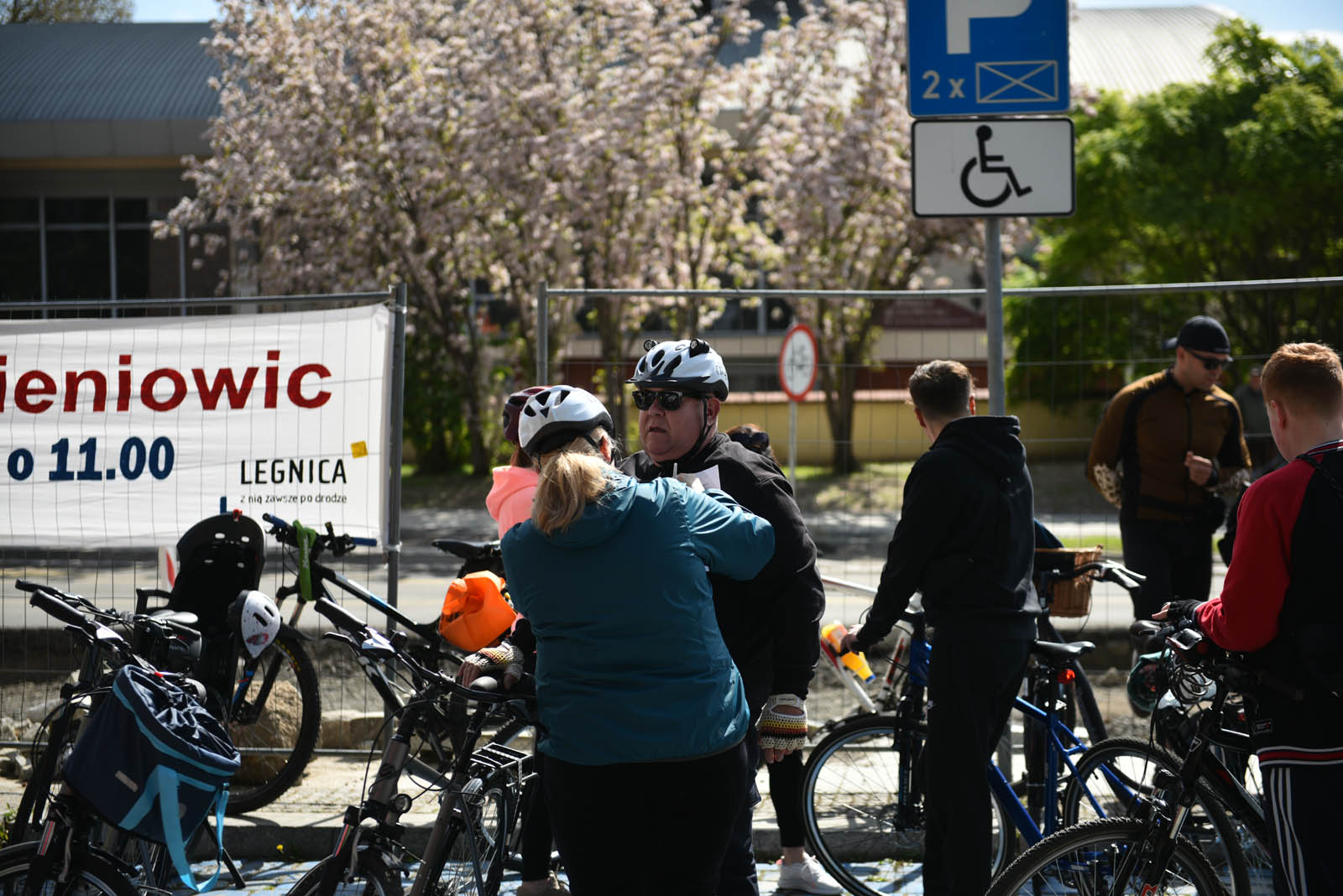 Wsiedli na rowery i pojechali z OSiRem na wycieczkę do Bieniowic