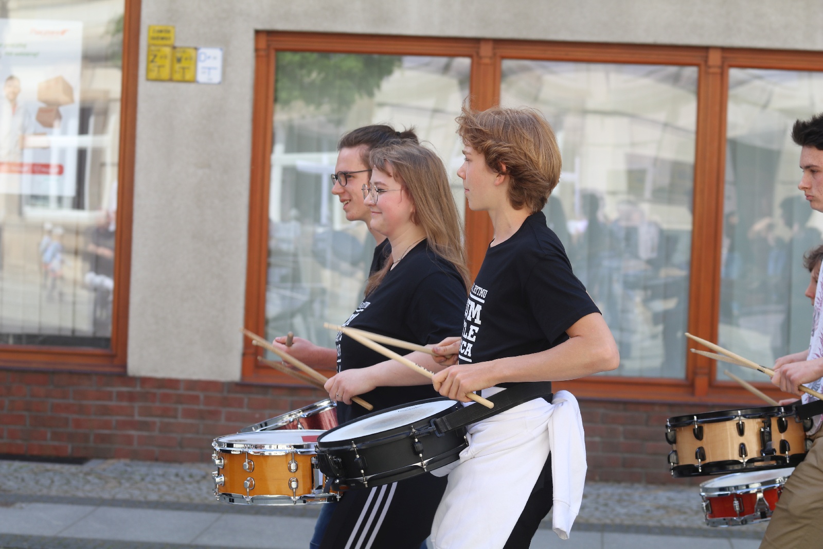 Parada perkusyjna pod wodzą Jacka Muzioła przeszła przez Legnicę