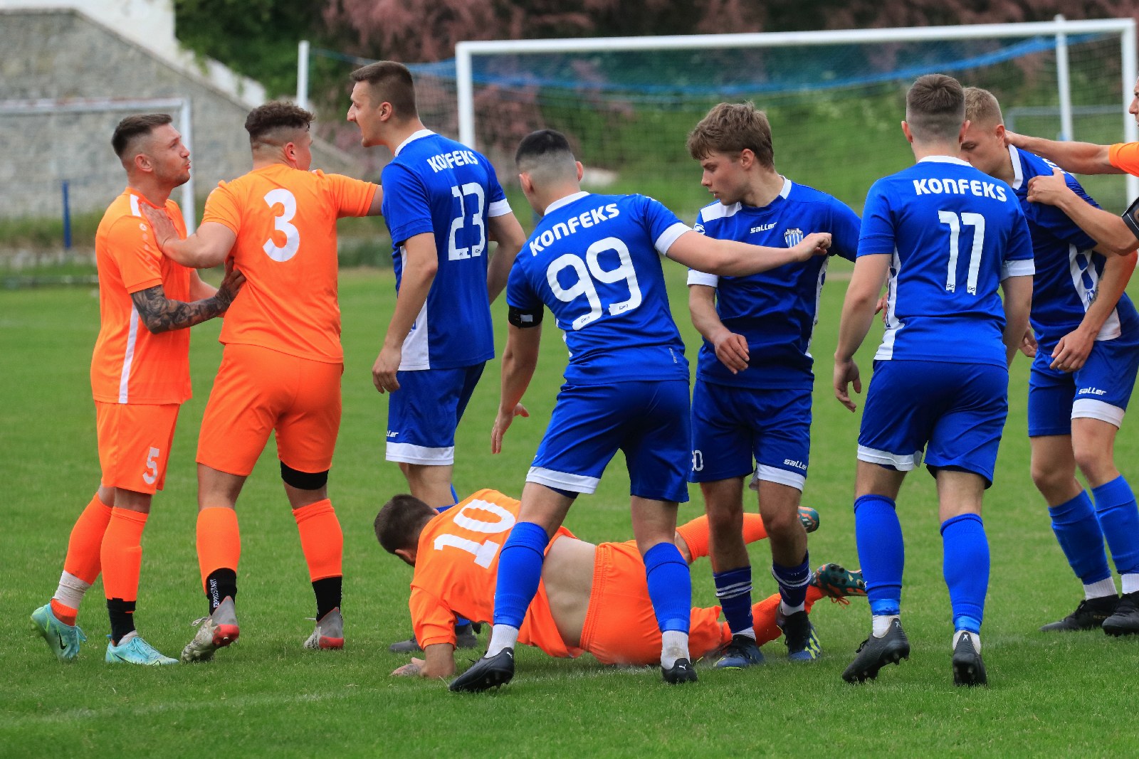 Konfeks Legnica w dziesiątkę wygrywa z Czarnymi Dziewin