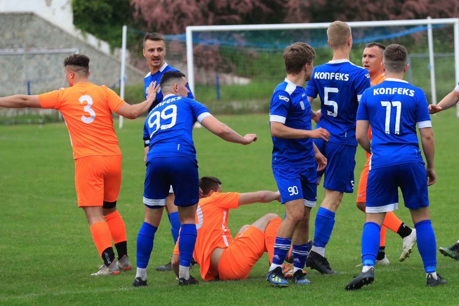 Konfeks Legnica w dziesiątkę wygrywa z Czarnymi Dziewin