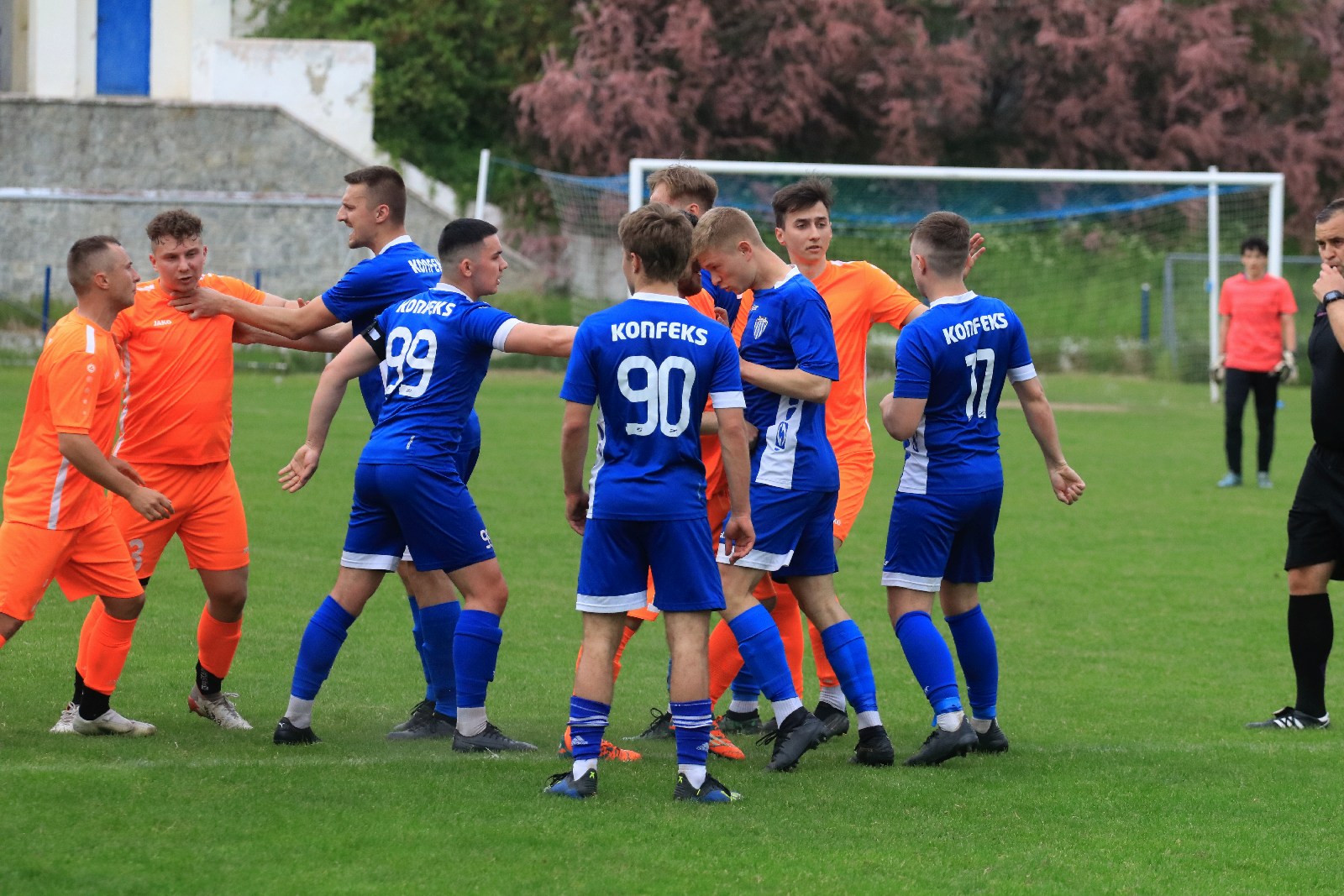 Konfeks Legnica w dziesiątkę wygrywa z Czarnymi Dziewin