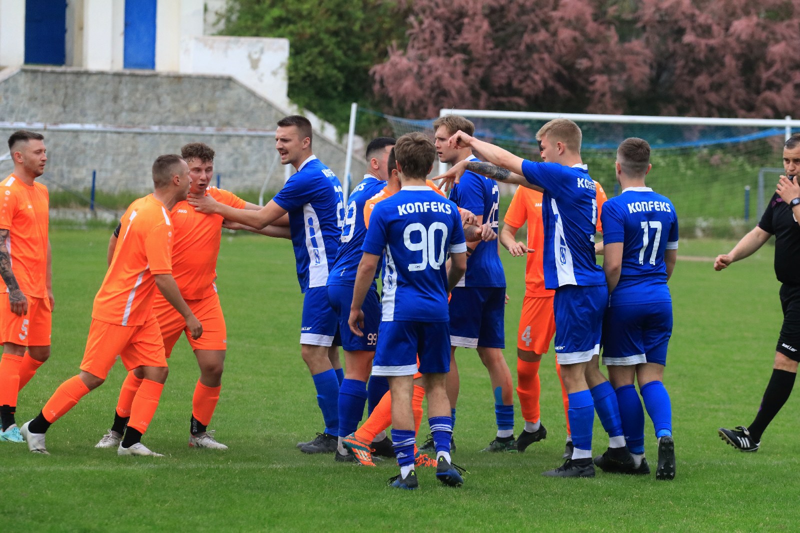 Konfeks Legnica w dziesiątkę wygrywa z Czarnymi Dziewin
