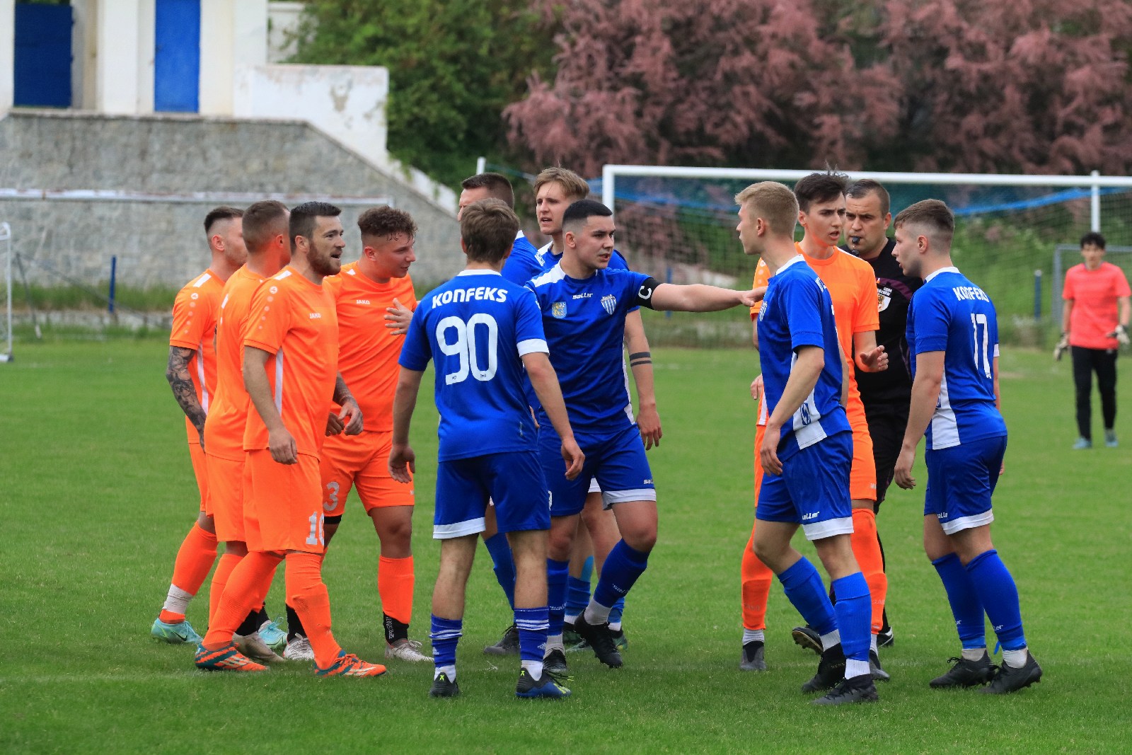 Konfeks Legnica w dziesiątkę wygrywa z Czarnymi Dziewin