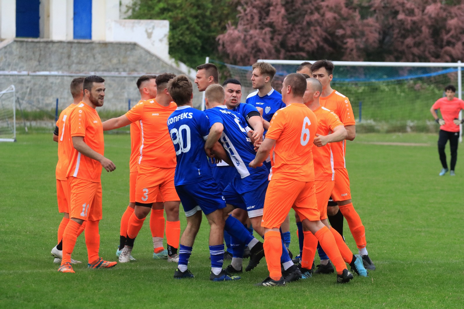 Konfeks Legnica w dziesiątkę wygrywa z Czarnymi Dziewin