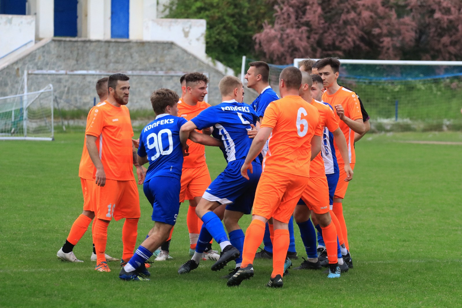 Konfeks Legnica w dziesiątkę wygrywa z Czarnymi Dziewin