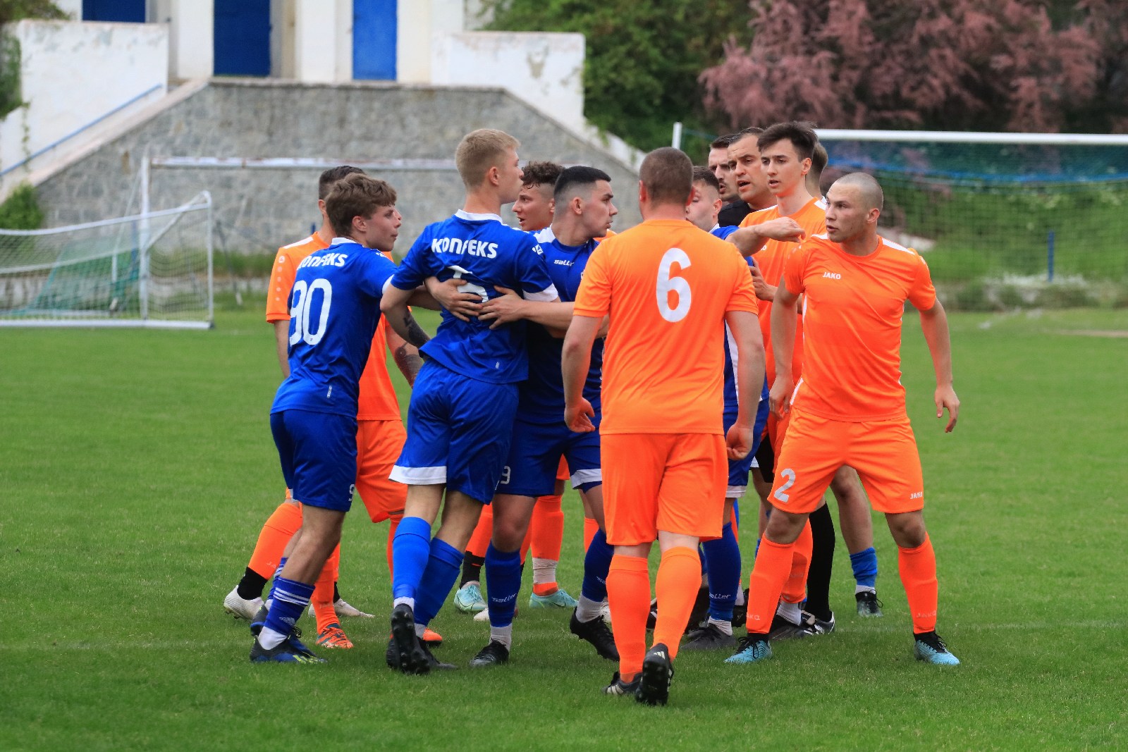 Konfeks Legnica w dziesiątkę wygrywa z Czarnymi Dziewin