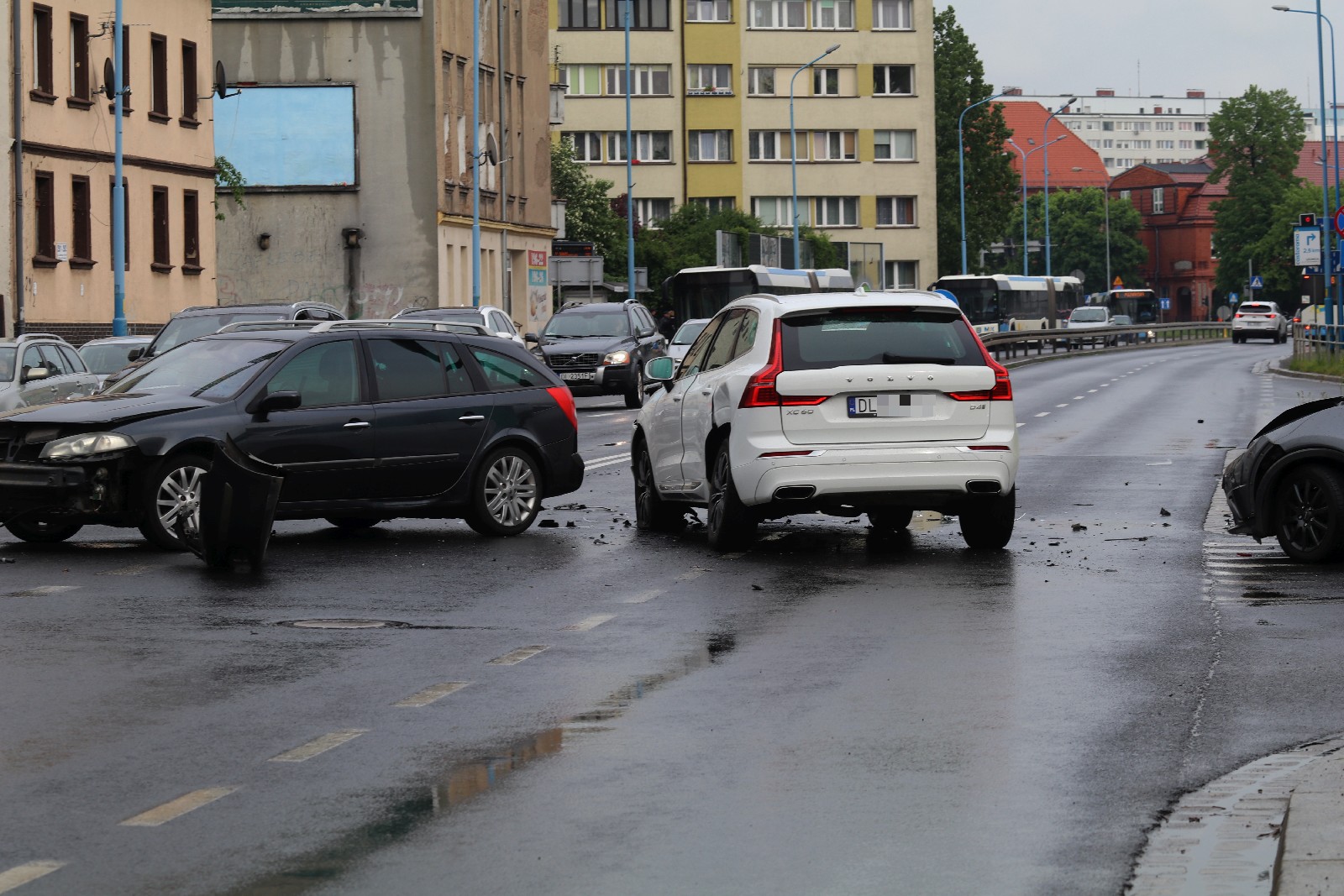 Trochę popadało i dwie groźnie wyglądające kolizje