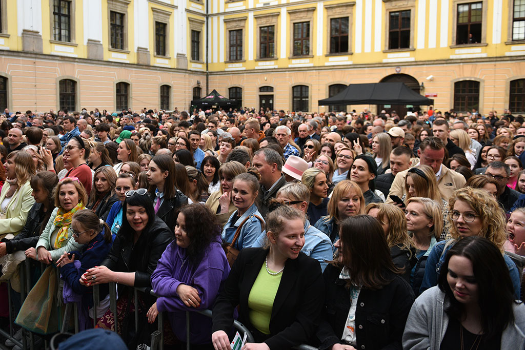 Tłumy na koncercie Ralpha Kaminskiego. Dziedziniec pełen fanów