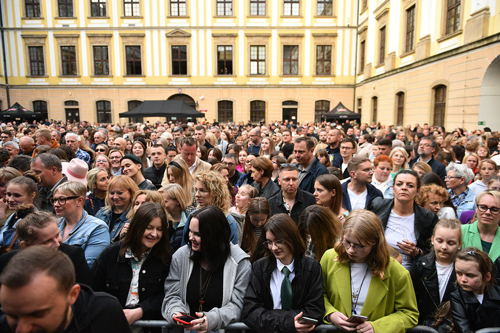 Tłumy na koncercie Ralpha Kaminskiego. Dziedziniec pełen fanów