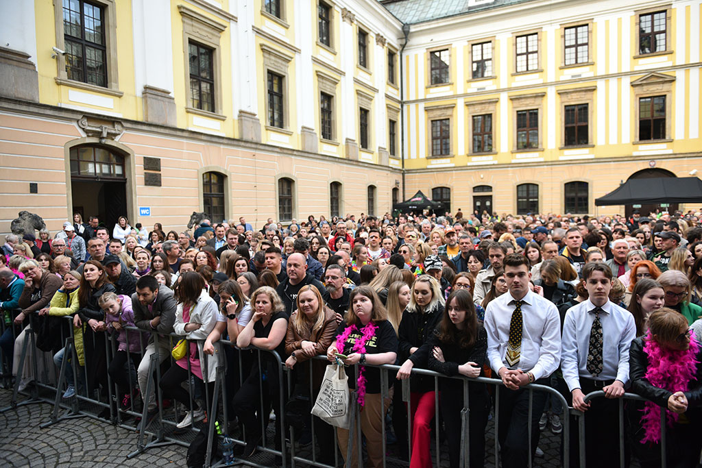 Tłumy na koncercie Ralpha Kaminskiego. Dziedziniec pełen fanów