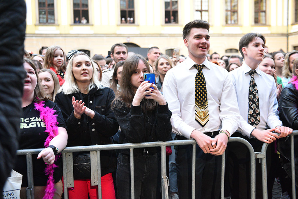 Tłumy na koncercie Ralpha Kaminskiego. Dziedziniec pełen fanów
